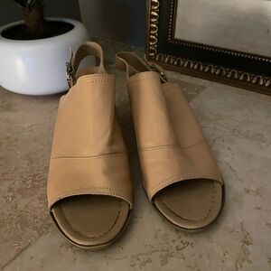 Sophia Milano Tan leather sling back sandals. Made in Italy size 8